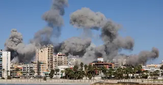 লেবাননের টায়ারে ইসরাইলি বিমান হামলা; ধ্বংসস্তূপ সরাচ্ছেন উদ্ধারকর্মীরা